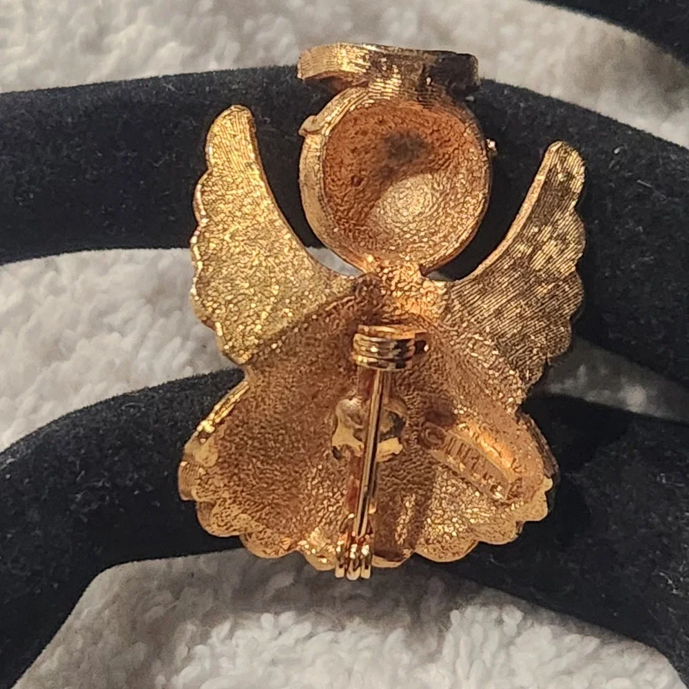 Vintage Quintas Praying Angel Brooch Gold Tone‎ Rhinestone  Pin